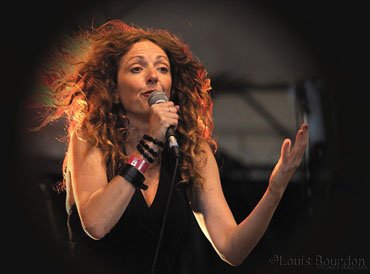 La Bretagne que défend Nolwenn Korbell lui ressemble ; moderne, franche, douce et joyeuse.Dans ce nouvel opus Noaz (Nue, en breton), cette comédienne, auteure-compositeure chante et passe du folk au rock. Un évènement sur la scène musicale bretonne avec ses très beaux  textes, sa voix chaude, sa forte présence scénique et ces langues (breton, français, anglais) qu’elle manie avec tant d’éloquence.
 