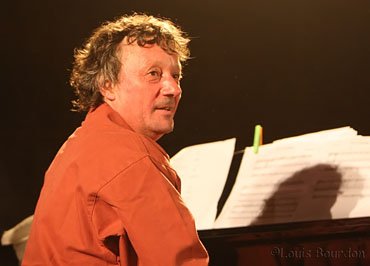 Didier Squiban est un compositeur et pianiste français, dont le répertoire se situe entre la musique traditionnelle bretonne, le jazz et la musique symphonique dite  classique. Ces deux dernières formes d expression sont fortement influencées chez l artiste par la tradition bretonne, notamment par l utilisation d instruments spécifiques comme la bombarde.