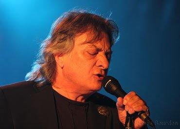 Le Tzigane à la voix celte Auteur-compositeur-interprète, Manu Lann Huel est sans doute l un des plus grands poètes de la Bretagne, il porte en lui toutes les flammes d une écriture qui a choisi la chanson pour s'exprimer, mais qui demain pourrait trouver d'autres formes de communication d une expression aussi viscérale qu originale...