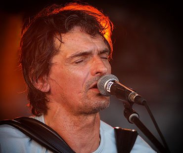 Red Cardell est un groupe originaire de Quimper dans le Finistère dont les influences sont aussi diverses que le rock anglo-saxon, la musique bretonne, la world music (folklore ukrainien), la techno et la musique festive (Le petit bistrot). Le groupe est composé de Jean-Pierre Riou (chant, guitares, bombarde, flûte et programmations), Jean-Michel Moal (accordéons, synthétiseurs) et Manu Masko (batterie, percussions, claviers)..
