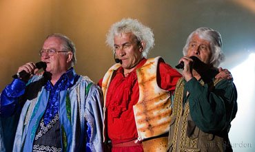 Tri Yann est l un des groupes de musique celtique les plus connus en France ; il a participé à la diffusion d airs traditionnels comme La jument de Michao (aussi connu sous le nom Le loup, le renard et la belette), Les filles des forges ou Dans les prisons de Nantes.