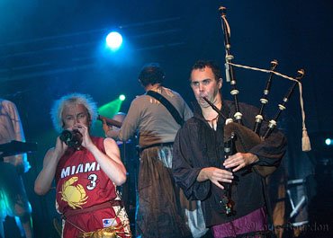 Il rejoint le groupe en janvier 1999 où il a intégré ses instruments celtiques (whistles, cornemuses) et instruments électroniques (sax midi, samples). Il a également créé les groupe Kad et Belshama, ce dernier avec sa soeur Bleunwenn et son frère Gurvan, avec qui il joue également dans le groupe Skilda avec la chanteuse Kohann.