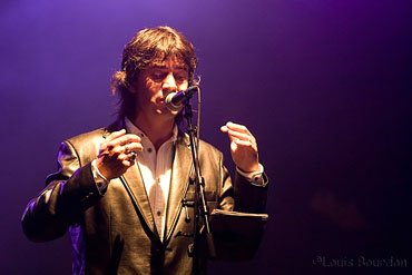 Reconnu comme un des plus grands chanteurs des pays celtes, Denez Prigent a su marier son chant avec des instrumentations électroniques d avant-garde.