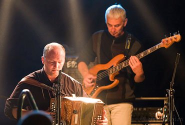 Propulsés par l énorme succès du groupe Ar Re Yaouank, phénomène musical qui a bouleversé le paysage musical breton dans les années 1990, à l instar d Alan Stivell ou Dan Ar Braz en leur temps, Fred et Jean-Charles, issus du monde du Fest-Noz (bal dansant breton), proposent aujourd hui des compositions qui allient, avec force et conviction, l authenticité d une inspiration pétrie de tradition à l energie des musiques actuelles.