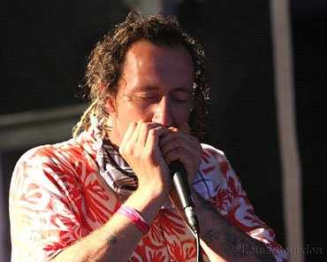 En y saupoudrant ses couleurs propres, la formation recycle un blues-rock puissant 