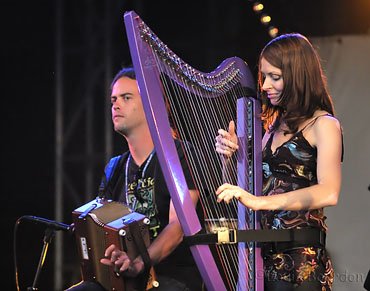 Du haut de ses trente cinq ans, Gwenaël Kerléo, virtuose de la harpe celtique, compte parmi les meilleurs représentants de la scène musicale bretonne. Invitée des plus grands festivals bretons, elle s’est produite en juillet dernier sur la scène des Vieilles Charrues et du festival de Cornouaille.Auteur de 4 albums sortis chez Coop Breizh, Gwenaël Kerléo a vendu aujourd’hui  plus de 20 000 albums...
