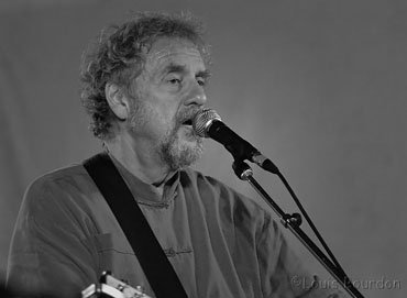 Gilles Servat est un auteur compositeur interprète d expression française et bretonne. Il est engagé dans la défense de la culture bretonne. C est aussi un poète, dont le début de carrière a été marqué par la chanson Blanche Hermine .