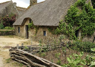  Chaumière bretonne au village de Poul-Fetan