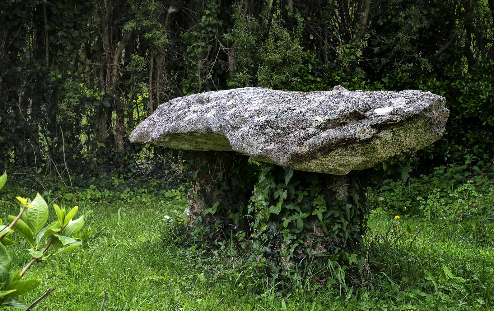 Dolmen de Lesguen à Plouhinec près de Saint-They 