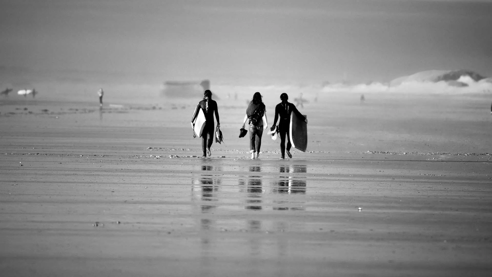 Les Surfeurs de La Torche - louis bourdon photographe bretagne noir et blanc
