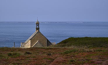 Chapelle Saint-They avec l' Ile de Sein à l'horizon.
