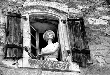 Une femme à sa fenêtre  